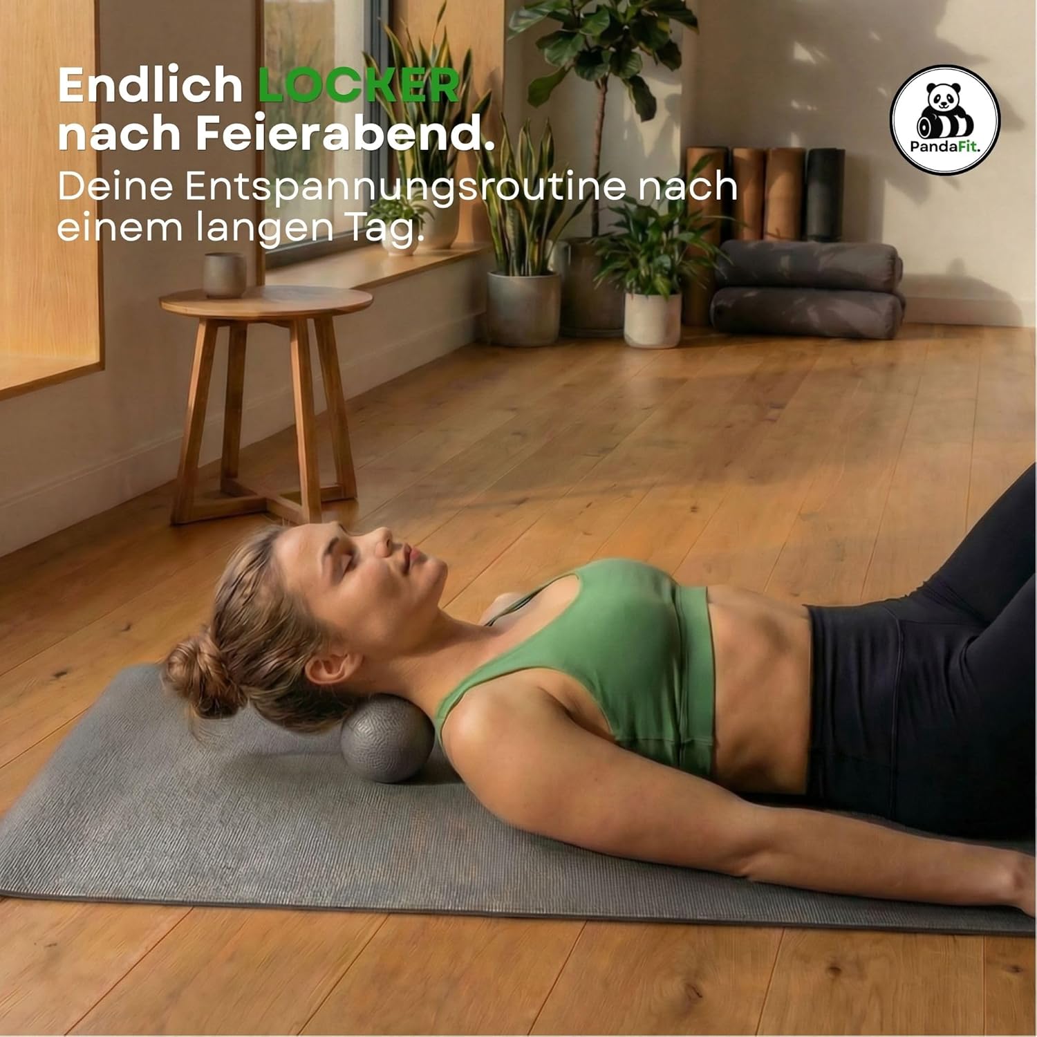 Frau nutzt PandaFit Faszienrolle zu Hause auf Yogamatte zur Rückenentspannung
